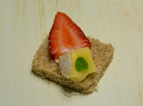 Canapé Morango com Queijo Brie